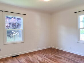 910 Cleveland St in Lebanon, OR - Foto de edificio - Building Photo