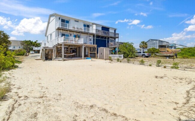 210 Port Dr in North Topsail Beach, NC - Building Photo - Building Photo