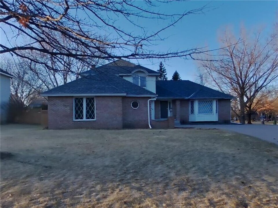 956 Meadow Ave in Shoreview, MN - Building Photo