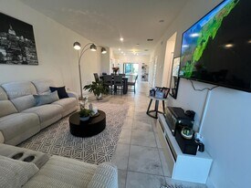 8195 NW 104th Ave in Doral, FL - Building Photo