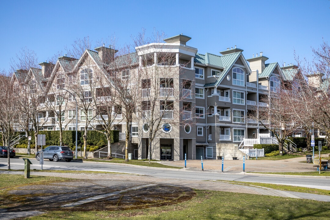 5500 Lynas Ln in Richmond, BC - Building Photo