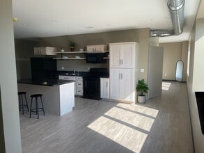 302 Court St, Unit 204 in Watertown, NY - Foto de edificio - Building Photo