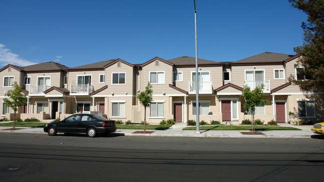 Marketplace Apartments in Santa Rosa, CA - Foto de edificio - Building Photo