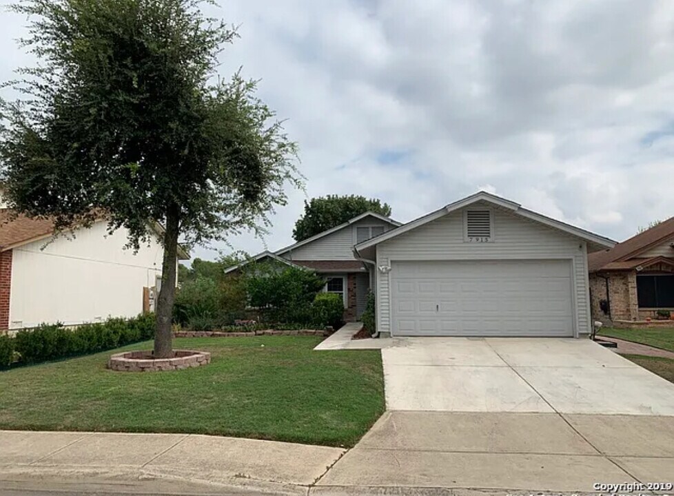 7915 Flower Trail in San Antonio, TX - Building Photo