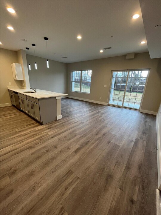 86 Creek Rd-Unit -207 in Poughkeepsie, NY - Building Photo