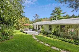 21 Hillover Rd E in Hampton Bays, NY - Building Photo - Building Photo