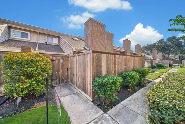 13954 Hollowgreen Dr in Houston, TX - Building Photo - Building Photo
