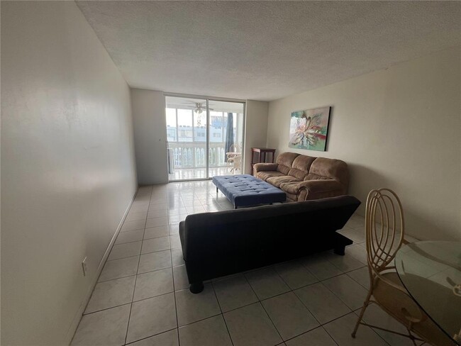 320 NE 12th Ave, Unit 703 in Hallandale Beach, FL - Building Photo - Building Photo