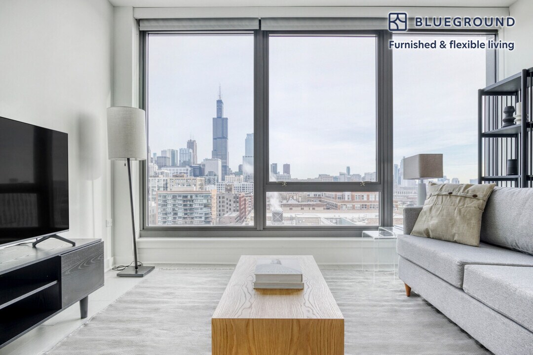 1035 W Van Buren St in Chicago, IL - Foto de edificio