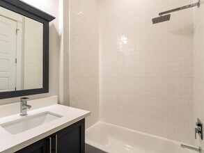 1027 W 24th St in Houston, TX - Foto de edificio - Building Photo