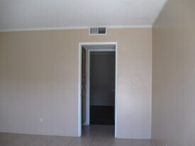 2708 Ashe Rd in Bakersfield, CA - Building Photo