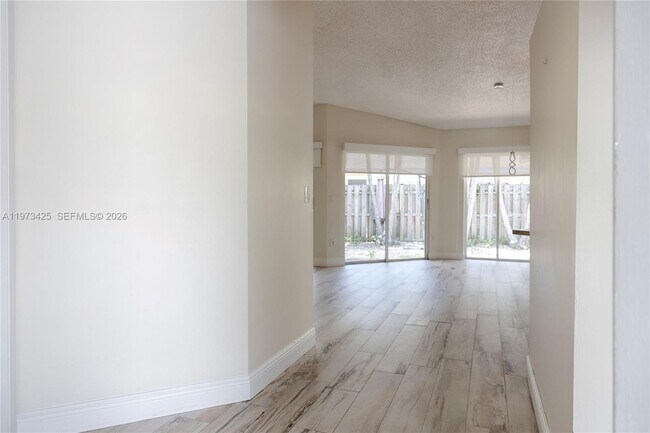 10121 NW 51st Ln in Doral, FL - Building Photo - Building Photo