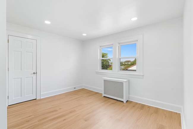 44 Grant Ave, Unit B in Kearny, NJ - Foto de edificio - Building Photo