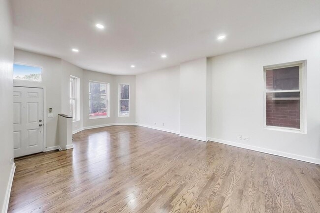 2330 N Greenview Ave in Chicago, IL - Building Photo - Building Photo