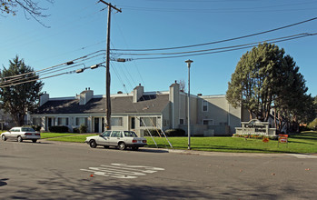 Cottage Bay Apartments in Sacramento, CA - Building Photo - Building Photo