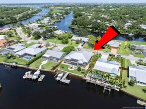 562 SW Pine Tree Ln in Palm City, FL - Building Photo - Building Photo