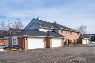 Riverpark Meadows Apartments in Pewaukee, WI - Foto de edificio - Building Photo