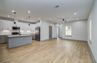 837 S Victory Dr in Houston, TX - Building Photo - Building Photo