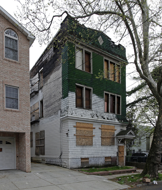 16 Woodlawn Ave in Jersey City, NJ - Building Photo