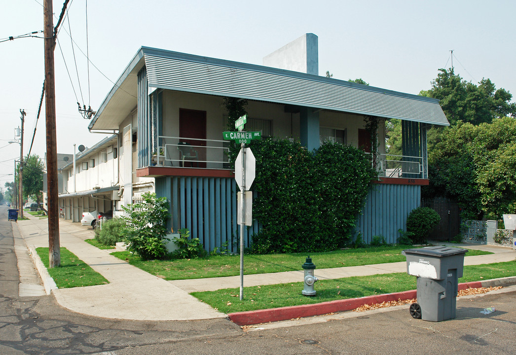 858 E Carmen Ave in Fresno, CA - Foto de edificio