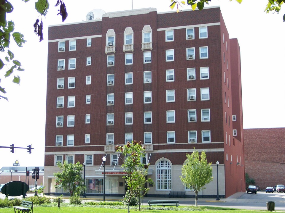 Lincoln Douglas Apartments in Quincy, IL - Building Photo