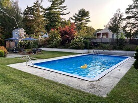 3825 Stars Rd in East Marion, NY - Building Photo