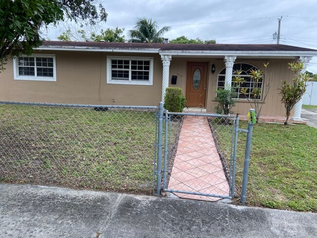 17120 NW 10th Ct in Miami, FL - Foto de edificio - Building Photo