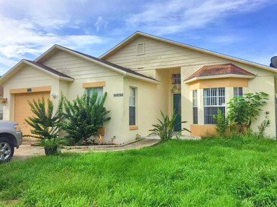 2127 Rj Cir in Kissimmee, FL - Building Photo