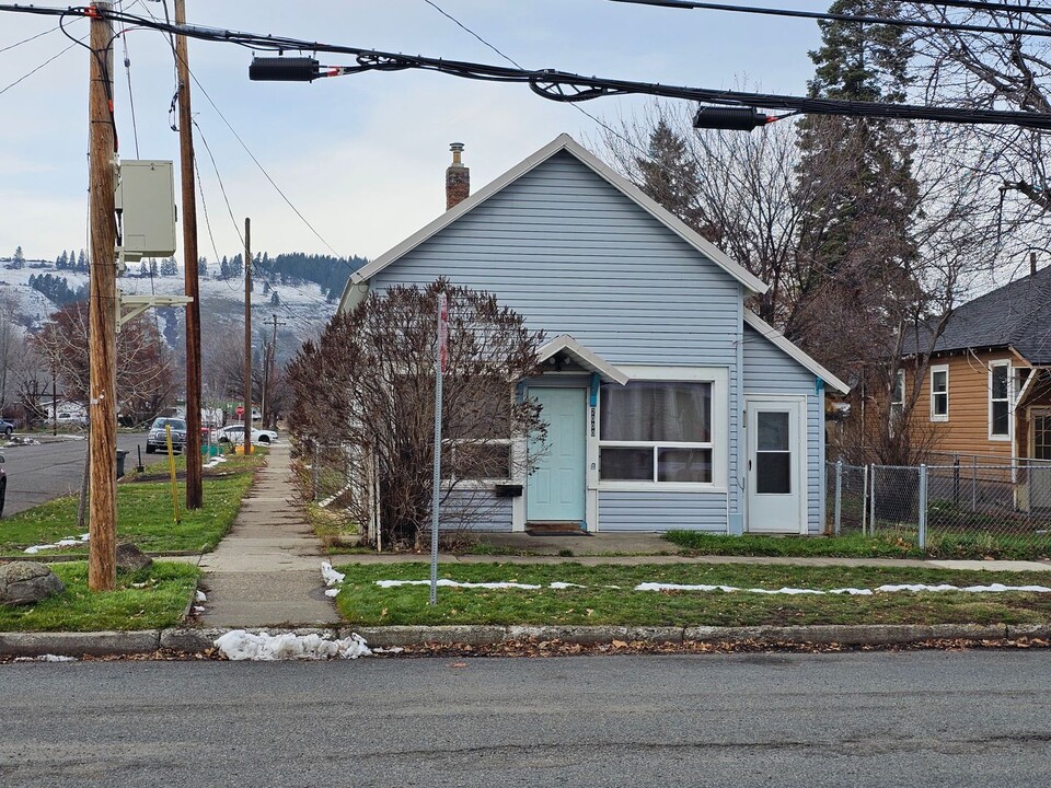 2000 N Greenwood St in La Grande, OR - Building Photo