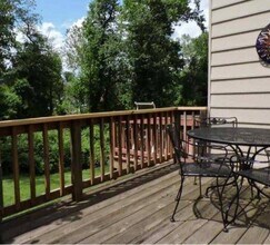 956 Huntwood Ln in Charlottesville, VA - Foto de edificio - Building Photo