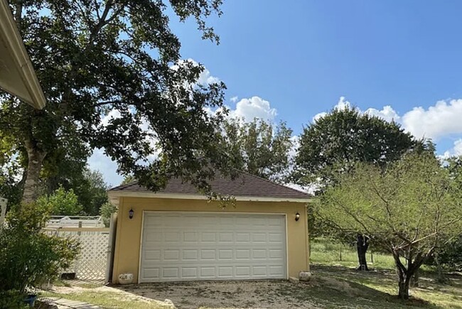 556 Flower Trail Loop in Floresville, TX - Building Photo - Building Photo