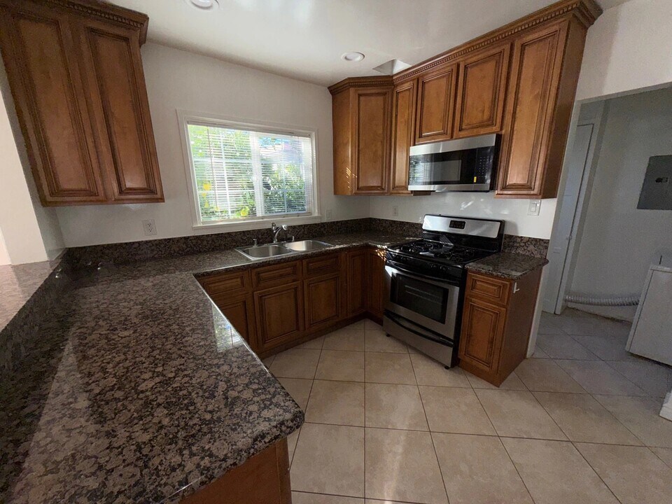 14641 Moorpark St in Los Angeles, CA - Building Photo