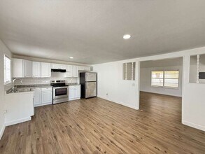 206 Southlawn Ave in San Antonio, TX - Foto de edificio - Building Photo