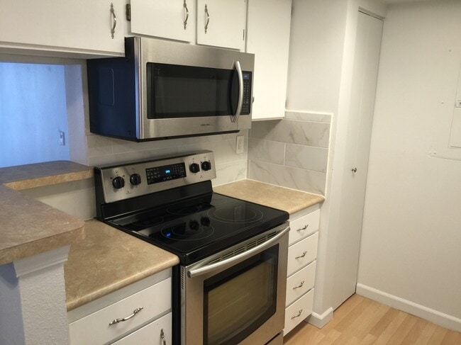 8555 Fairmount Dr, Unit H106 in Denver, CO - Building Photo - Building Photo