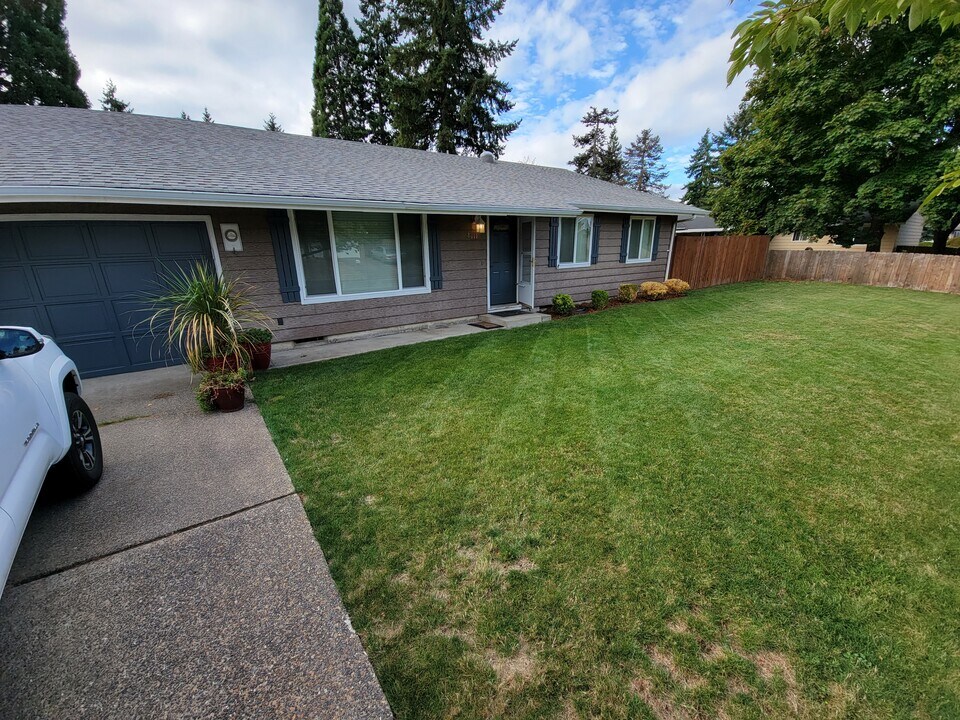 8111 NE 27th St in Vancouver, WA - Building Photo
