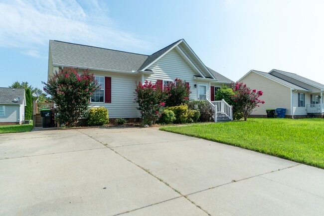 208 Manning Way in Elon, NC - Foto de edificio - Building Photo