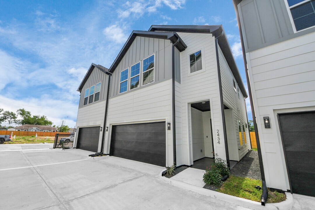 2434 Harrington St in Houston, TX - Building Photo