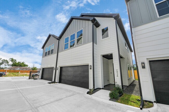 2434 Harrington St in Houston, TX - Building Photo - Building Photo