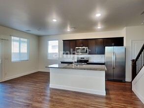 70 Cabaletta Ln in Henderson, NV - Building Photo - Building Photo