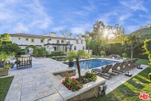 23255 Mariposa De Oro St in Malibu, CA - Building Photo