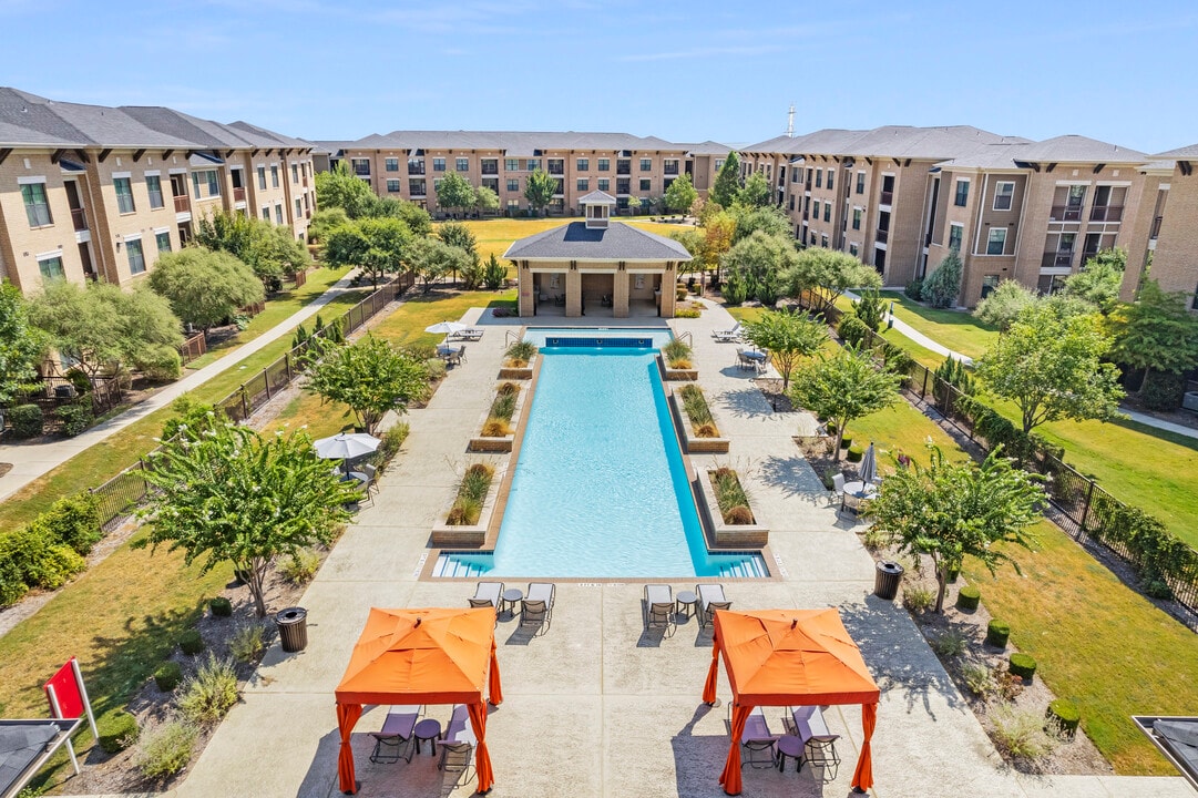 Mansfield on the Green in Mansfield, TX - Foto de edificio