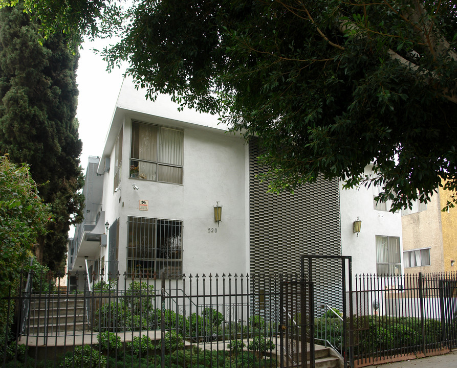 520 N Kenmore Ave in Los Angeles, CA - Building Photo