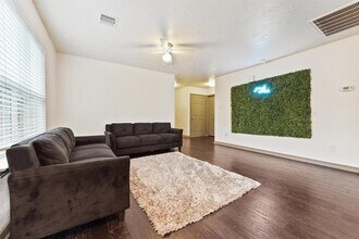 8702 Shady Vista Ln in Houston, TX - Building Photo - Building Photo