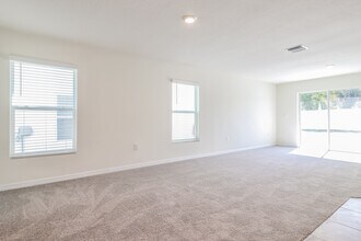 36502 Spanish Rose Dr in Dade City, FL - Building Photo - Building Photo