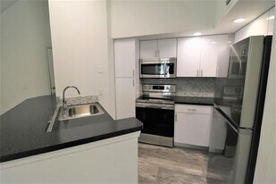 3340 Pinewalk Dr N in Margate, FL - Building Photo