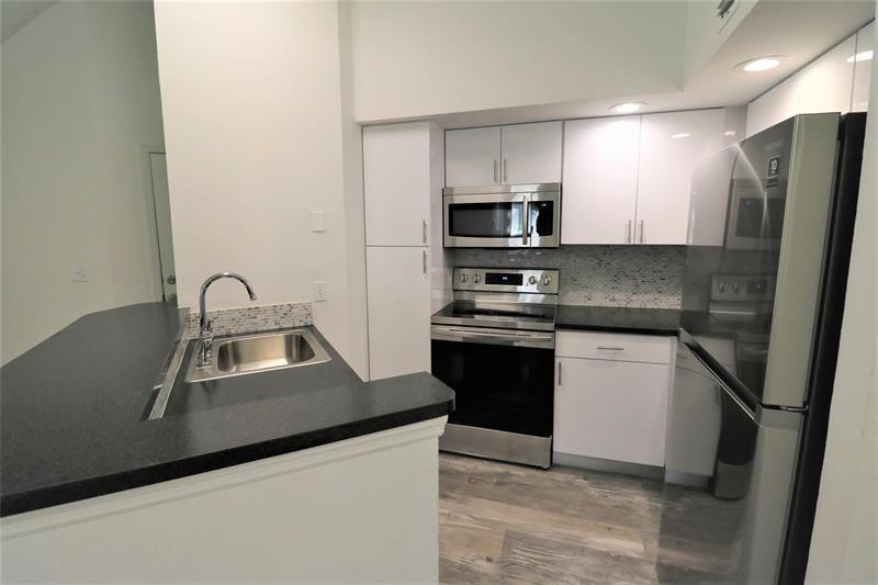 3340 Pinewalk Dr N in Margate, FL - Building Photo