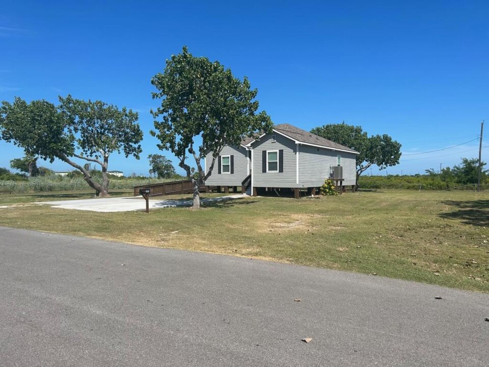 245 N Arch St in Aransas Pass, TX - Building Photo