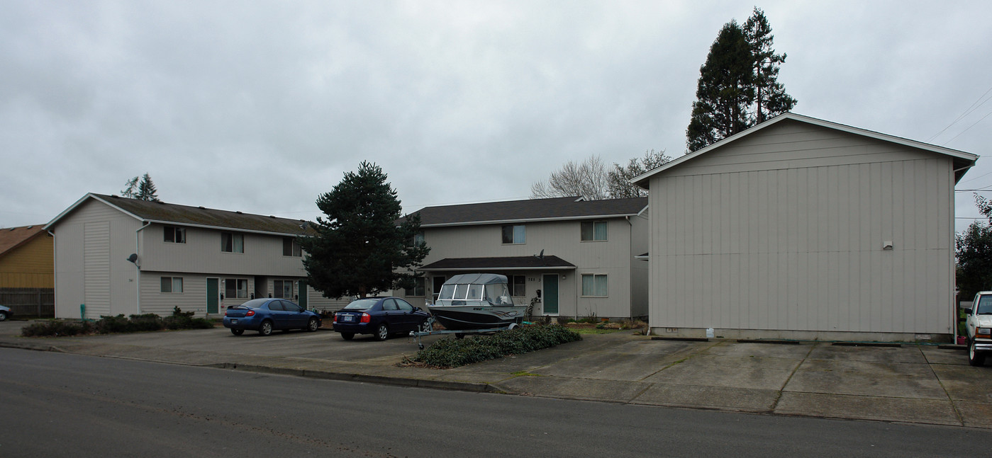 741-785 Cedar St in Junction City, OR - Building Photo