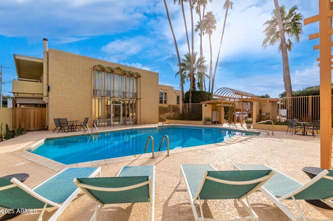 6943 E 3rd St in Scottsdale, AZ - Foto de edificio - Building Photo