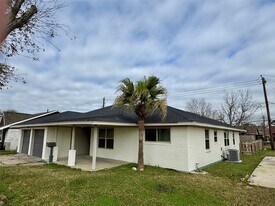 6321 Apache Dr in Pasadena, TX - Building Photo